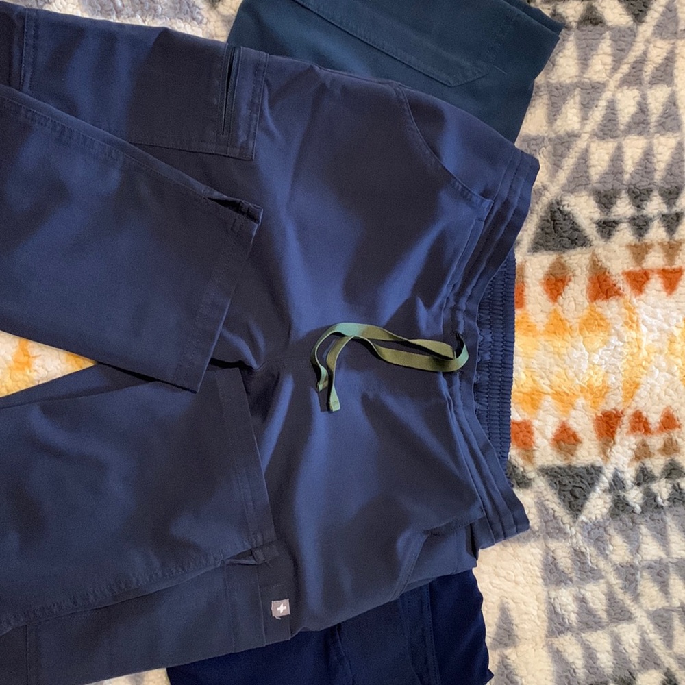Figs yola skinny scrub pants.